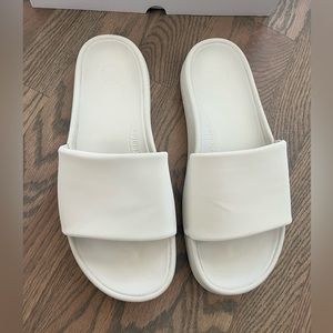 Lululemon Women’s Restfeel Slide size 10 in bone white